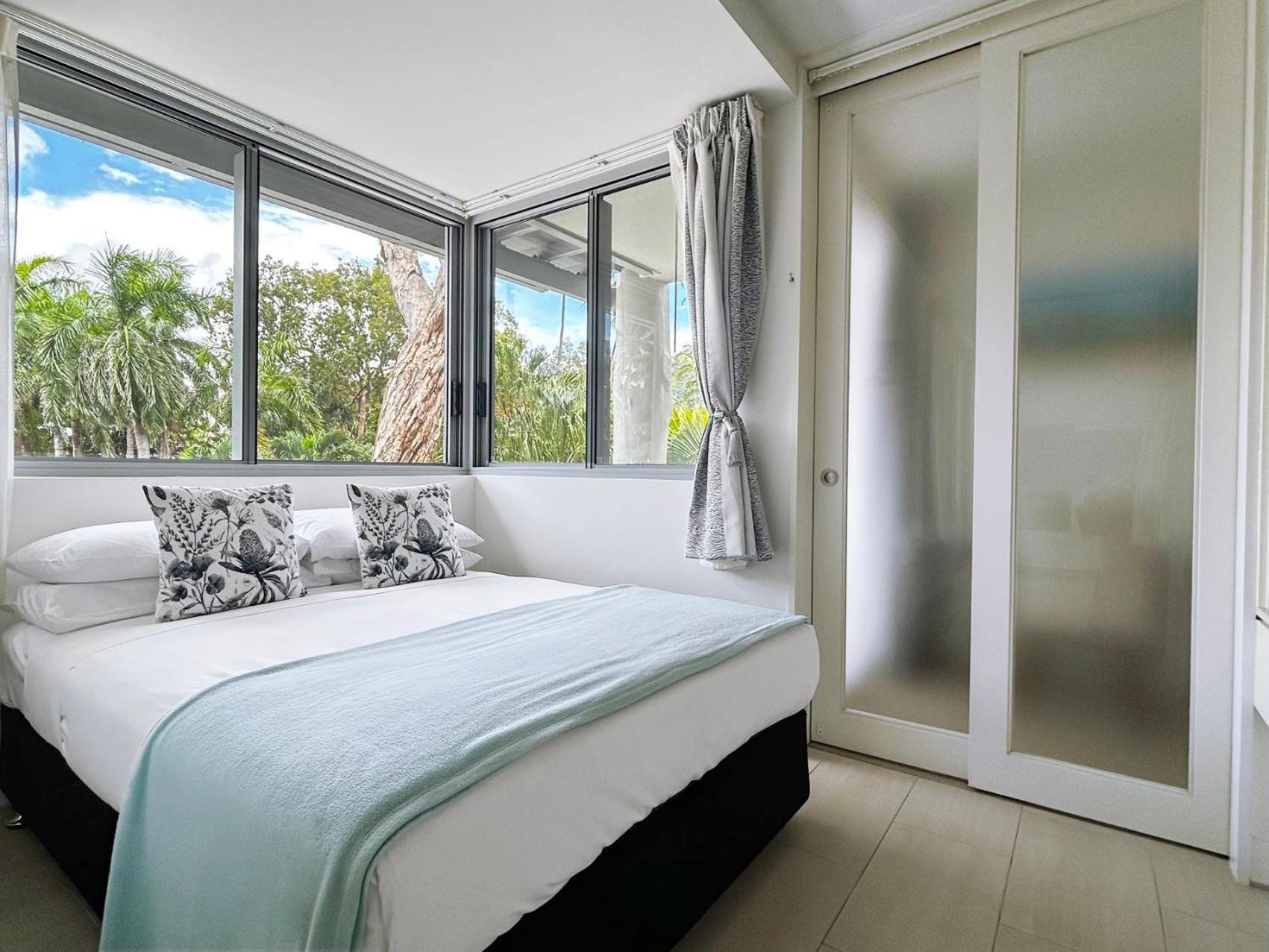 Palm Cove Beachside Apartments - Pool And Garden Views Exterior photo